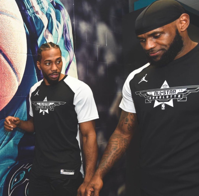 莱奥：我正在学习踢中锋，球队在场内场外都在帮助我（莱奥：正适应中锋角色，全队在场上场下给予支持）